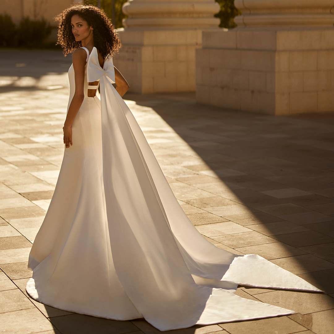 Dress with bow clearance in back